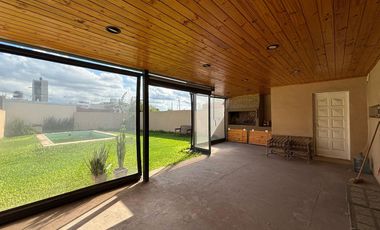 VENTA CASA CON JARDIN Y PILETA RICARDONE