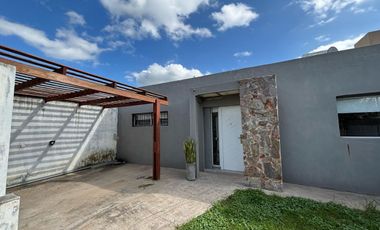 VENTA CASA CON JARDIN Y PILETA RICARDONE