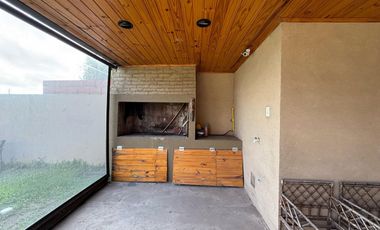 VENTA CASA CON JARDIN Y PILETA RICARDONE