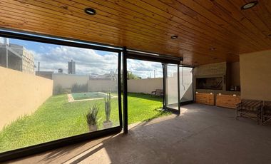 VENTA CASA CON JARDIN Y PILETA RICARDONE