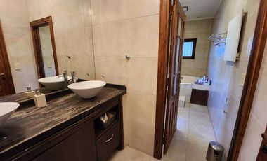 VENTA CASA 5 AMBIENTES PARQUE PISCINA TORTUGUITAS