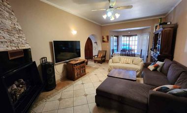 VENTA CASA 5 AMBIENTES PARQUE PISCINA TORTUGUITAS