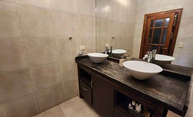 VENTA CASA 5 AMBIENTES PARQUE PISCINA TORTUGUITAS