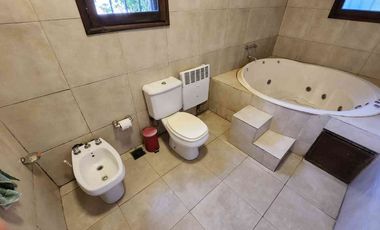 VENTA CASA 5 AMBIENTES PARQUE PISCINA TORTUGUITAS