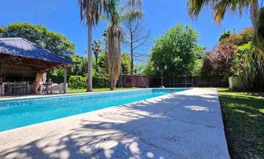 VENTA CASA 5 AMBIENTES PARQUE PISCINA TORTUGUITAS