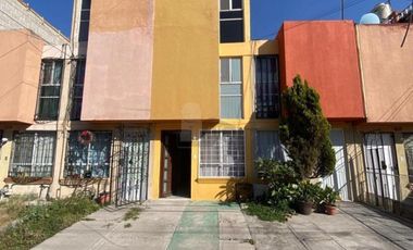 Casa en venta, 4 recámaras, 1.5 baños, cocina, sala comedor, área de lavado, portón eléctrico