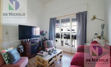 Venta casa de dos plantas con cochera en Robertson al 1000, Flores