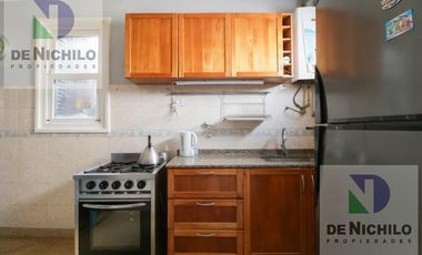 Venta casa de dos plantas con cochera en Robertson al 1000, Flores