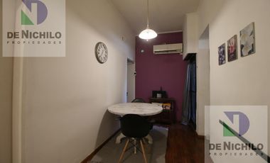 Venta casa de dos plantas con cochera en Robertson al 1000, Flores