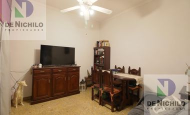 Venta casa de dos plantas con cochera en Robertson al 1000, Flores