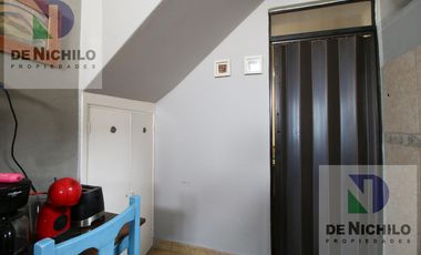 Venta casa de dos plantas con cochera en Robertson al 1000, Flores