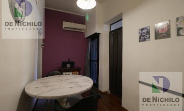 Venta casa de dos plantas con cochera en Robertson al 1000, Flores