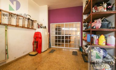 Venta casa de dos plantas con cochera en Robertson al 1000, Flores