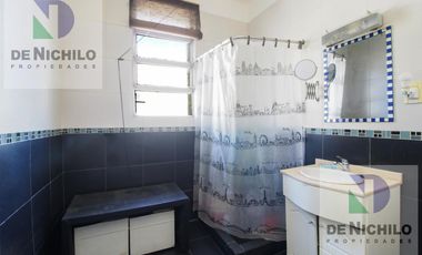 Venta casa de dos plantas con cochera en Robertson al 1000, Flores