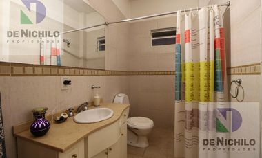 Venta casa de dos plantas con cochera en Robertson al 1000, Flores