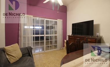 Venta casa de dos plantas con cochera en Robertson al 1000, Flores