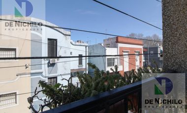 Venta casa de dos plantas con cochera en Robertson al 1000, Flores