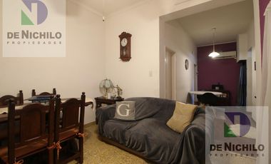 Venta casa de dos plantas con cochera en Robertson al 1000, Flores