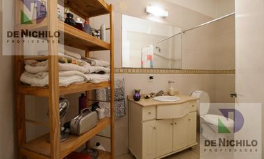 Venta casa de dos plantas con cochera en Robertson al 1000, Flores