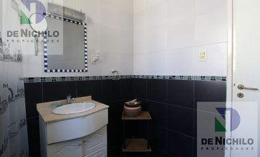 Venta casa de dos plantas con cochera en Robertson al 1000, Flores