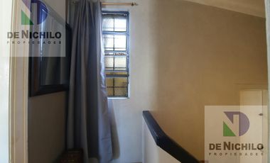 Venta casa de dos plantas con cochera en Robertson al 1000, Flores