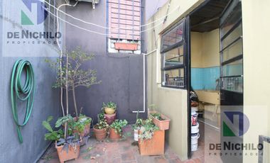 Venta casa de dos plantas con cochera en Robertson al 1000, Flores