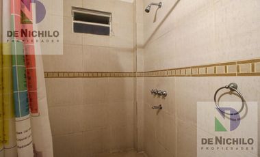 Venta casa de dos plantas con cochera en Robertson al 1000, Flores