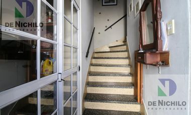 Venta casa de dos plantas con cochera en Robertson al 1000, Flores