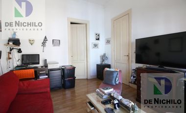 Venta casa de dos plantas con cochera en Robertson al 1000, Flores