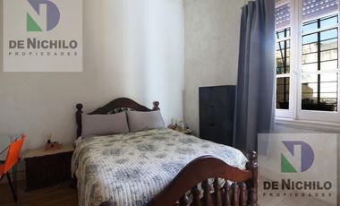 Venta casa de dos plantas con cochera en Robertson al 1000, Flores