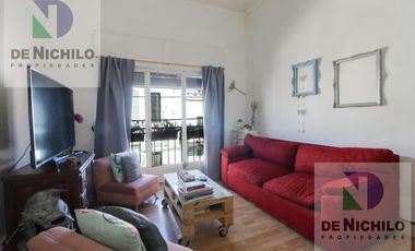 Venta casa de dos plantas con cochera en Robertson al 1000, Flores