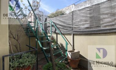 Venta casa de dos plantas con cochera en Robertson al 1000, Flores