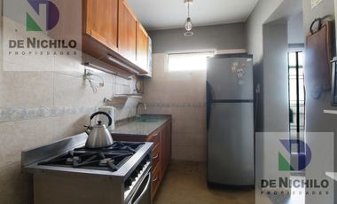 Venta casa de dos plantas con cochera en Robertson al 1000, Flores