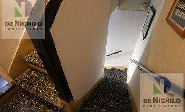 Venta casa de dos plantas con cochera en Robertson al 1000, Flores