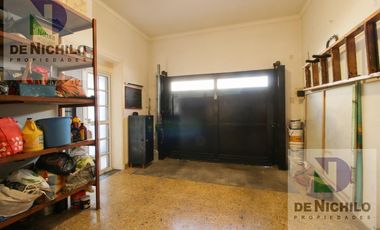 Venta casa de dos plantas con cochera en Robertson al 1000, Flores