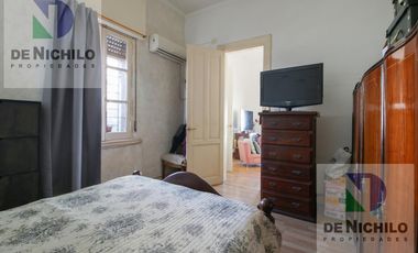 Venta casa de dos plantas con cochera en Robertson al 1000, Flores