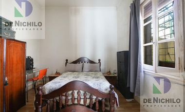 Venta casa de dos plantas con cochera en Robertson al 1000, Flores