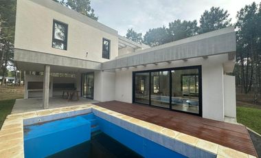 Casa en venta - 3 Dormitorios 3 Baños - 934Mts2 - Pinamar