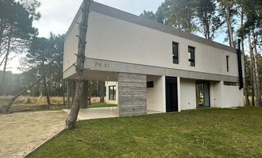 Casa en venta - 3 Dormitorios 3 Baños - 934Mts2 - Pinamar