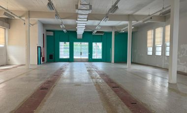 Depósito de 345 m2 cubiertos en Florida