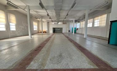 Depósito de 345 m2 cubiertos en Florida