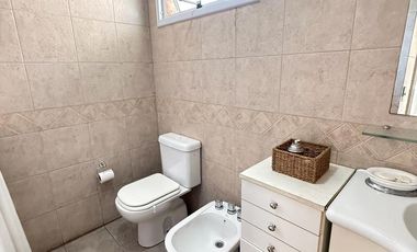 ALQUILER AMOBLADO! Departamento de 2 dormitorios   dependencia y cochera en Salta al 700, Bº Norte