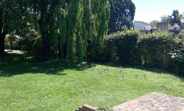 Casa en venta - 4 Dormitorios 4 Baños - Cocheras - 900Mts2 - Monte Grande