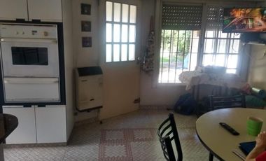 Casa en venta - 4 Dormitorios 4 Baños - Cocheras - 900Mts2 - Monte Grande