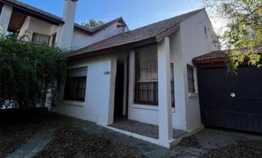 Casa en venta - 4 Dormitorios 3 Baños - Cocheras - 350Mts2 - Villa Gesell