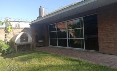 Casa en venta - 4 Dormitorios 3 Baños - Cochera - 2.200Mts2 - Florencio Varela