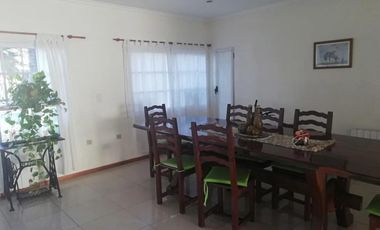 Casa en venta - 4 Dormitorios 3 Baños - Cochera - 2.200Mts2 - Florencio Varela
