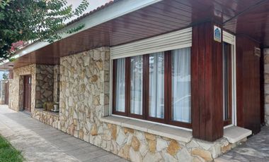 Casa en venta - 3 Dormitorios 2 Baños - Cochera - 200Mts2 - Necochea