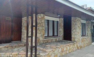 Casa en venta - 3 Dormitorios 2 Baños - Cochera - 200Mts2 - Necochea