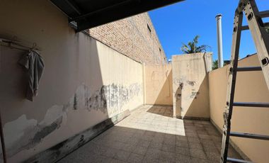 Amplia Casa c/ avenida c/ patio